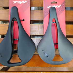 TNI CarbonFly ＆ PadFly　サドル 入荷